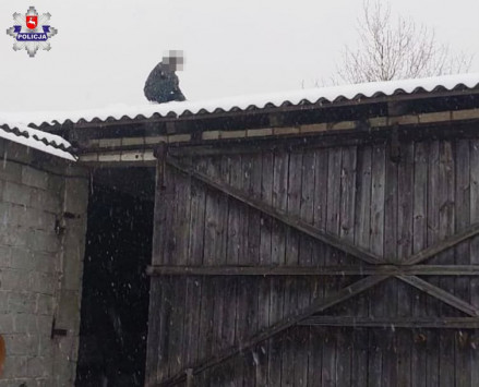 Jeden ukrył się w tapczanie, drugi uciekł na dach stodoły…